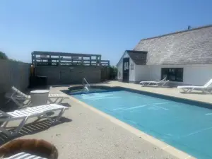 2 Bedroom Cottage Sleeps 4 with Hot-Tub, & Shared Pool Use