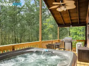 Modern Cabin w Hot Tub, Wifi & Huge Deck!