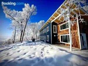Designer Lake Cabin- HotTub, Sauna & Massage Chair
