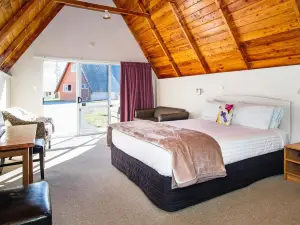 Mountain Chalets Motel
