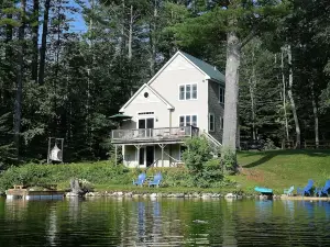 Immaculate Waterfront Cottage - Activities Galore for the Entire Family