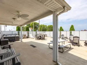 Lake Shelbyville Country Cottage w/ Hot Tub - 5 minutes from Lake