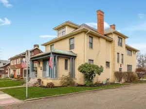 Travel Together Stay Together- Sleeps 16+