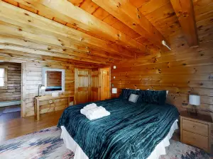 Stunning & Spacious Log Cabin in the Woods