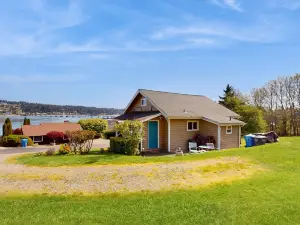 Tranquil cottage with mountain view, fast WiFi & W/D - walk to waterfront