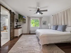 Spacious Retreat with Pool, Perfect for Large Groups, Sleeps 16+ Close to Purdue