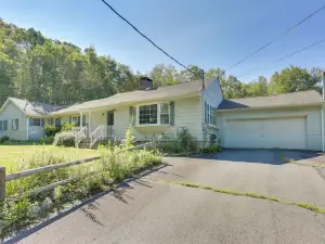Sparrow Bush Retreat w/ Pool & Screened Porch