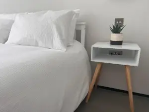 Modern Apartment Central Woodstock with Parking