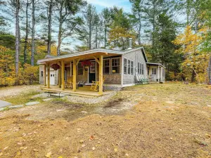 New London Cottage with Grill, Lake and Beach Access