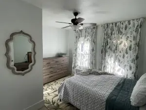 Lovely 3Br with free parking/King bed and patio-5 min from beach