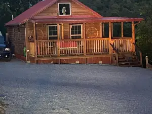 The Romantic LOVE NEST mountain Log Cabin w/ Lake view-5 minutes from the beach!