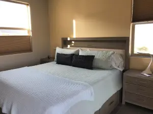 Modern guesthouse on 11.5 amazing desert view acres.