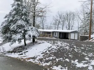 Newly Renovated Lakeside Cottage, Beautiful Lake Views With Adjacent Boat Ramp.