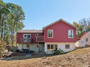 Lakehouse with Gorgeous View Family Friendly!