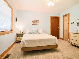 Firefly Cottage with Views of Glen Lake