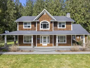 Spacious Kitchen and Fire Pit Access - Charming Scenic Escape