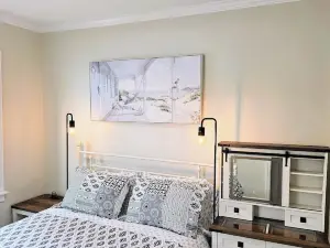 Cozy 2Br Retreat in Greenwich. Walk to Restaurants & Beach! Off-Street Parking.