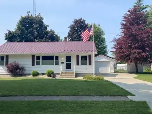 3-bedroom house in  Rochester with a fenced back yard,  AC, WiFi