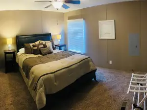 Scenic Views Near Marshall, Farm Stay, Private Patio, BBQ, with WiFi, AC