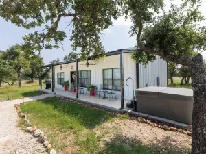 La Casita: Hot-Tub & Firepit, 15 Min to Fred!