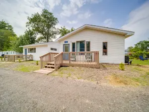 Charming Lake Erie Cottage on Main Strip!