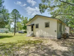 Renovated Clinton Cottage w/ Home Office!