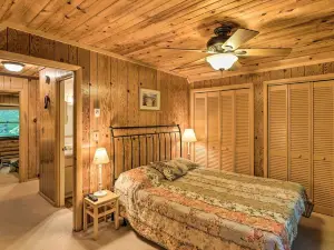 Serene Brevard Cabin ~ 7 Miles to State Forest!