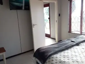 Crest Farm - Self-Catering 2-Bedroom, Wi-fi, Views, Swiming Pool