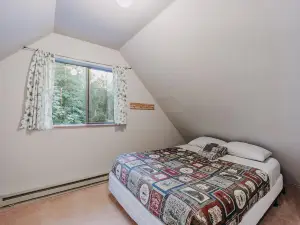Mt. Baker Lodging - Cabin #67 - Private 2-Story Cabin with a Private Hot Tub!