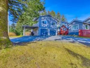 Captivating Coastline 2 Br Retreat with Ocean View