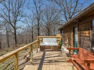 Rustic Lazy Bear Cabin with a Hot Tub
