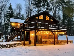 LodgeLife Springbrook - Unwind in Nature Lux Log Cabin in the Heart of Adventure