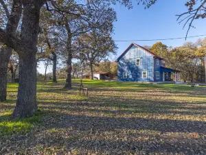 Discover relaxation in Marietta's cozy 3-bedroom cabin near WinStar