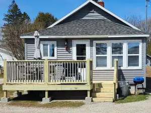 2bed 1bath LAKE MI Fishing Cabin WiFi AC Deck Firepit Kayaks Paddle Boat Dock #7