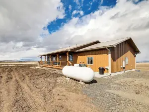 Wraparound Deck: Newly Built Home in Grangeville!