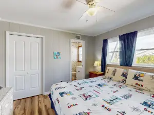 Inviting home near the beach with sundeck, outdoor shower & washer/dryer