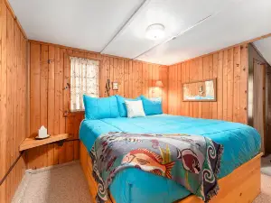 Scenic Deck and Outdoor Adventure Await - Charming Cozy Retreat