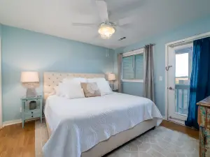 Great Location w/Amazing Views! Neighborhood Pool!