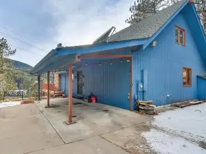 Mountain Views and Hot Tub - Spacious Serene Retreat