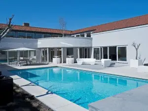 D-Hotel
