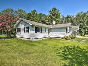 Oak Ridge Retreat w/ Porch < 1 Mi to Downtown