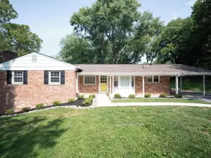 Spacious 4-bedroom house in amazing Silver Spring with WiFi, AC