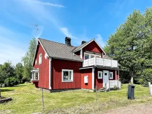 Farmhouse Retreat Near Lakes and Coast