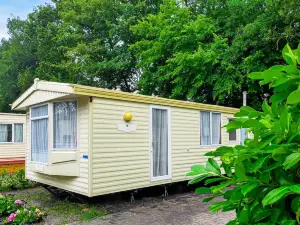 Nice Home in Steenwijk - de Pol with Outdoor Swimming Pool, Wifi and 2 Bedrooms