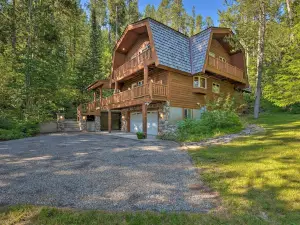 Wild Huckleberry Alpine Cabin Fireplace and Deck!