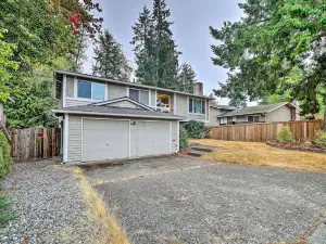 Spacious Kent Getaway w/ Yard, Deck + Grill!