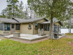 Cozy Maine Cottage on Long Lake w/ Screened Porch