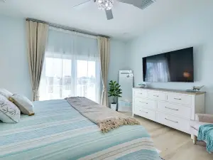 Chic Hudson Townhome: Walk to the Beach!