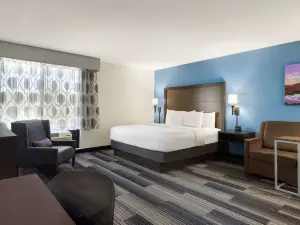 La Quinta Inn & Suites by Wyndham Springfield Airport Plaza