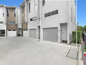 Water View Modern Three-level Townhouse in Carrara